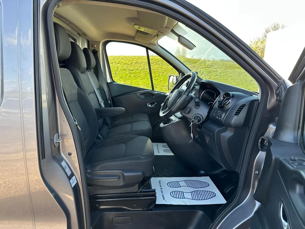 2020 Renault Trafic Sport EDC LWB photo 6